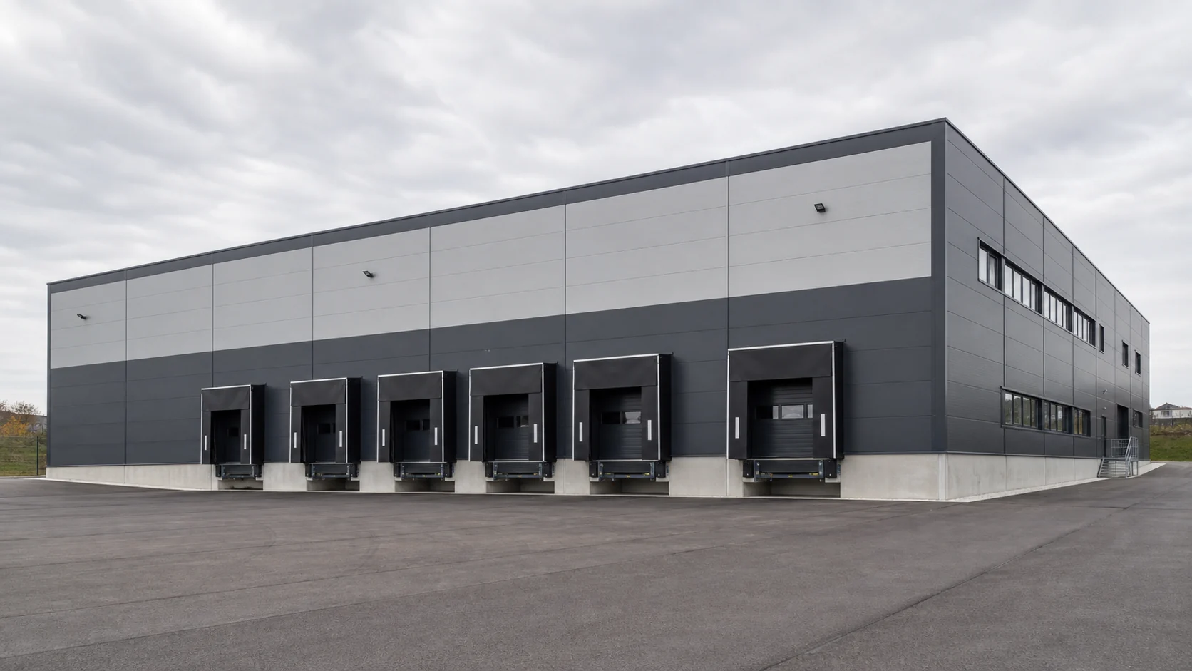Logistična hala s šestimi nakladalnimi mesti